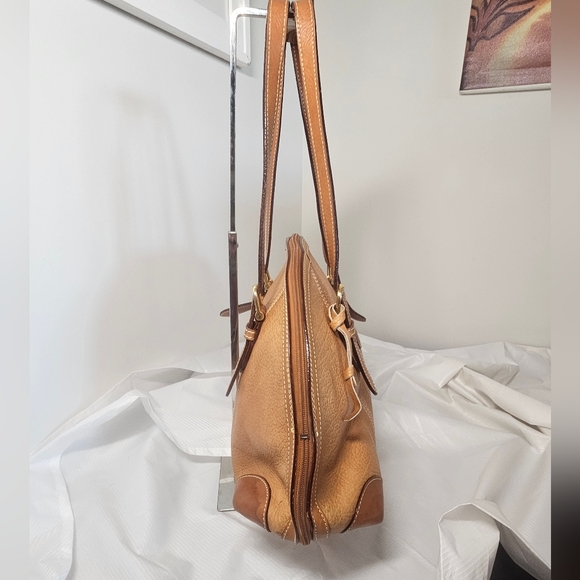 Elegant Tan Leather Handbag - Picture 4 of 13